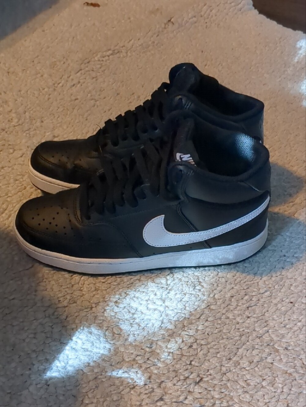 Nike Black and White Low-Top Sneakers - Picture 2 of 4